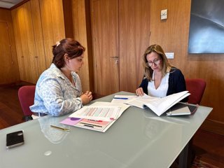 La directora insular de Igualdad y Diversidad del Cabildo de Tenerife, Patricia León, y la presidenta, Rosa Dávila