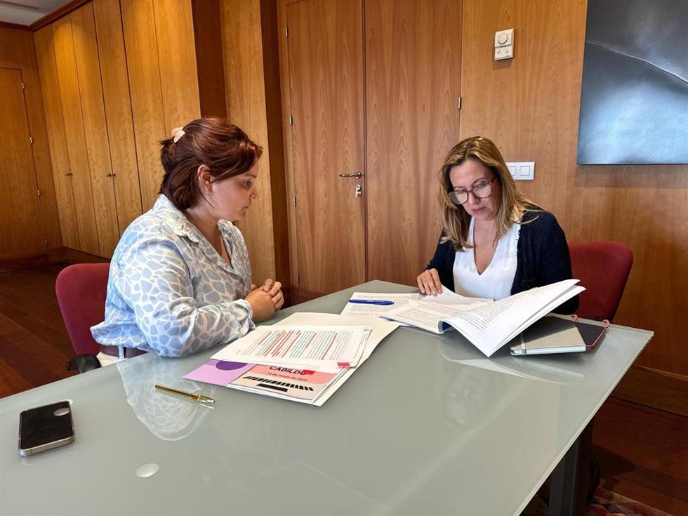 La directora insular de Igualdad y Diversidad del Cabildo de Tenerife, Patricia León, y la presidenta, Rosa Dávila