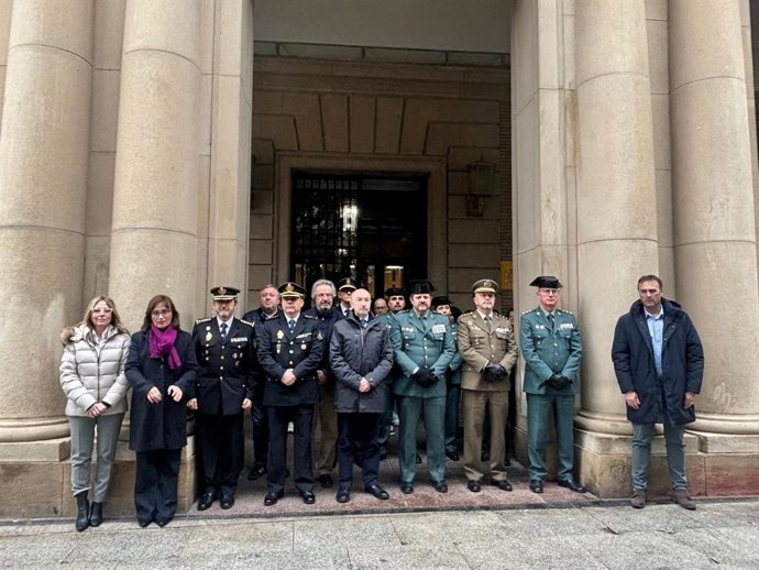 Minuto de silencio en la Delegación del Gobierno en Aragón en memoria de las mujeres víctimas de violencia machista.
