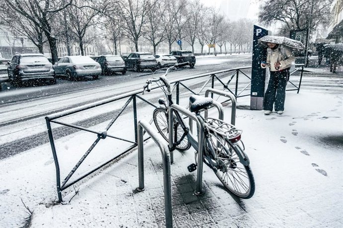 El centro de Madrid durante el temporal, a 28 de enero de 2026, en Madrid (España). El temporal de nieve que sacude la Comunidad de Madrid deja abundantes incidencias en toda la región, aunque especialmente en las carreteras de la Sierra de Madrid y tambi