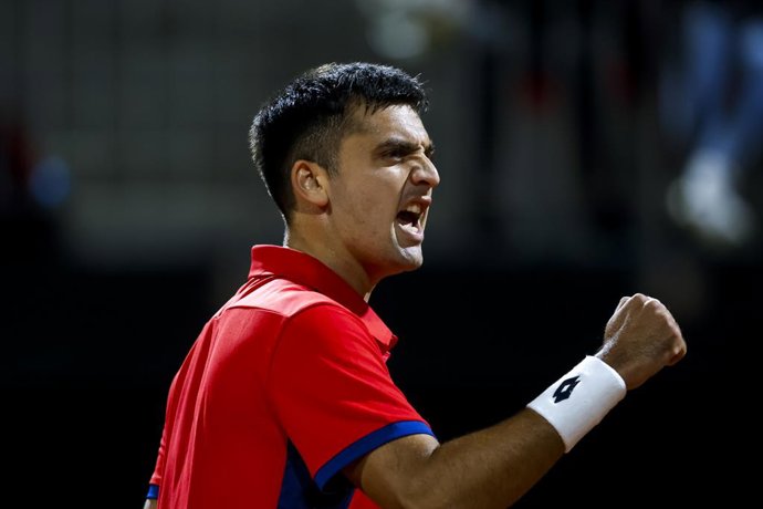 Archivo - Tenis, Chile vs Luxemburgo. Copa Davis 2025. El jugador de Chile Tomas Barrios celebra el punto frente a Alex Knaff de Luxemburgo, durante el partido de sinles de la Copa Davis valido por el Grupo Mundial, disputado en el Court Central Anita Liz