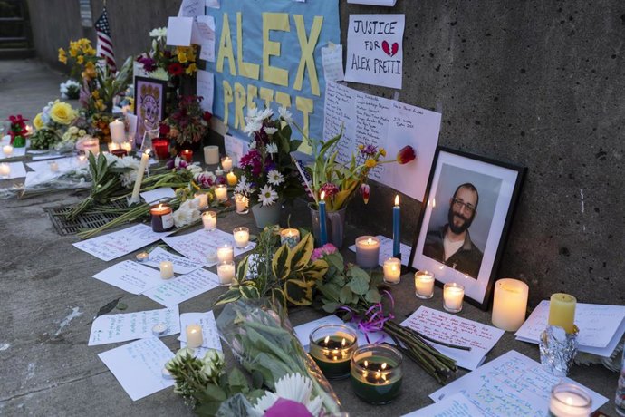 Fotografías y cartas para conmemorar a Alex Pretti