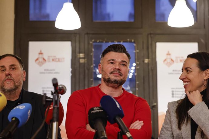 El portavoz de Esquerra Republicana de Catalunya (ERC) en el Congreso, Gabriel Rufián, en el centro de la imagen.