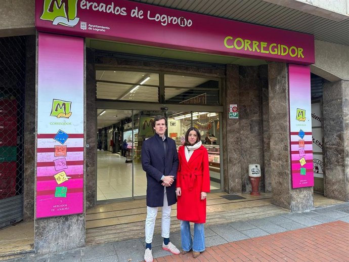 El portavoz del Grupo Parlamentario VOX, Ángel Alda, y la concejal de VOX en el Ayuntamiento de Logroño María Jiménez, frente al Mercado del Corregidor, donde se han reunido hoy con comerciantes para interesarse por su situación.
