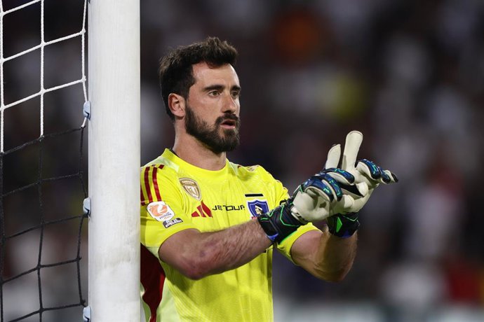 kFutbol, Colo Colo vs Union La Calera Fecha 28, Liga de primera 2025. El jugador de Colo Colo Fernando De Paul es fotografiado contra Union La Calera durante el partido de primera division disputado en el estadio Monumental en Santiago,