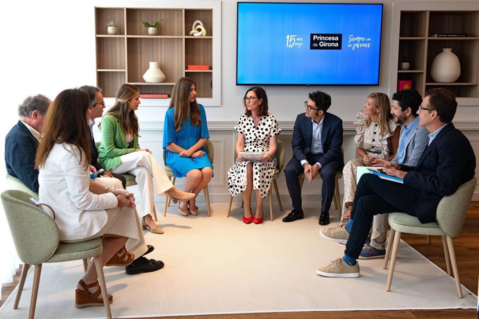 Archivo - La Princesa Leonor (3i) y la Infanta Sofía (4i) durante un encuentro con el Consejo Asesor Joven de la Fundación Princesa de Girona (FPdGi), en una imagen de archivo.