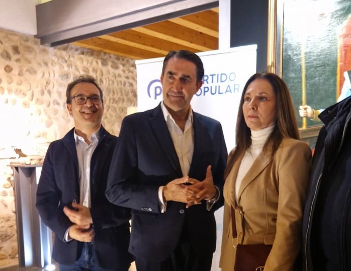 El consejero de Medio Ambiente, Vivienda y Ordenación del Territorio y presidente de la gestora del PP de León, Juan Carlos Suárez Quiñones (centro), junto a la cabeza de lista del PP por León a las Cortes, María José Álvarez Casais (derecha).