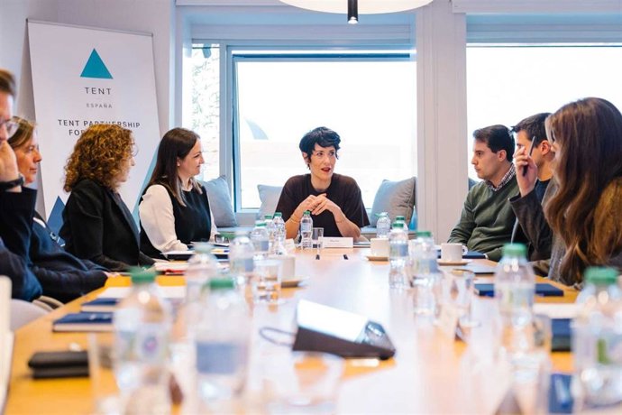 La ministra Elma Saiz durante la reunión con Tent España