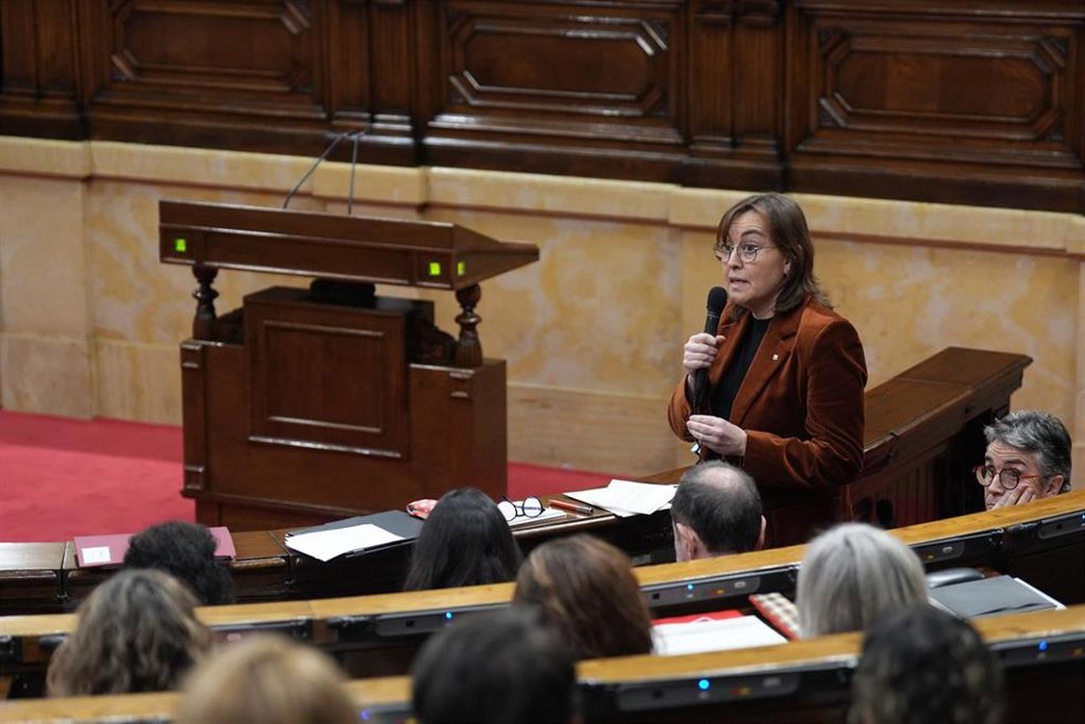 La consellera de Territorio y portavoz del Govern, Sílvia Paneque, interviene durante una sesión de control, en el Parlament de Catalunya, a 28 de enero de 2026