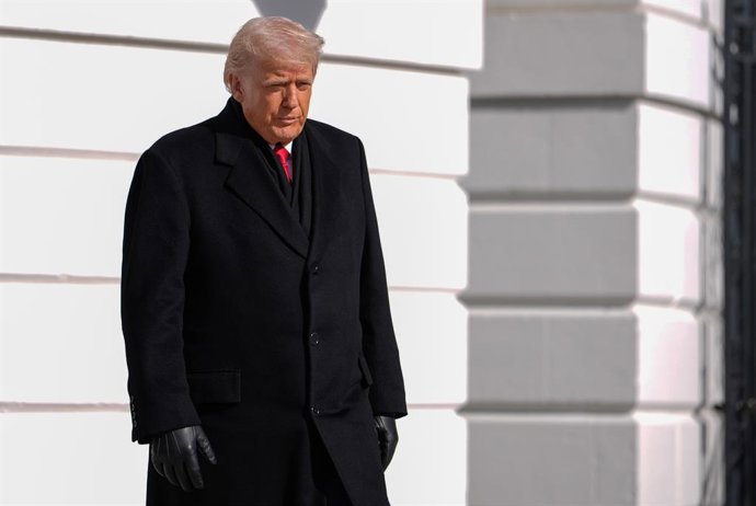 27 de janeiro de 2026, Washington, Distrito de Columbia, EUA: O presidente dos Estados Unidos, Donald J. Trump, caminha pelo gramado sul da Casa Branca, em Washington, DC, EUA, antes de embarcar no Marine One na terça-feira, 27 de janeiro de 2026. Trump e