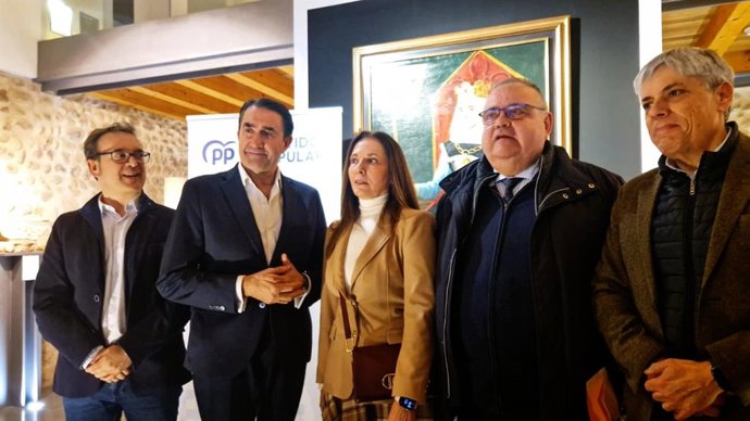 La cabeza de lista del PP de León para las elecciones autonómicas, María José Álvarez Casais (centro), junto al consejero de Medio Ambiente y presidente de la gestora del PP de León, Juan Carlos Suárez Quiñones (a su izquierda).