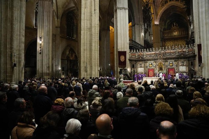 Misa funeral en la Catedral, presidida por monseñor Saiz Meneses, en memoria de las víctimas de los accidentes ferroviarios de Adamuz y Gelida.