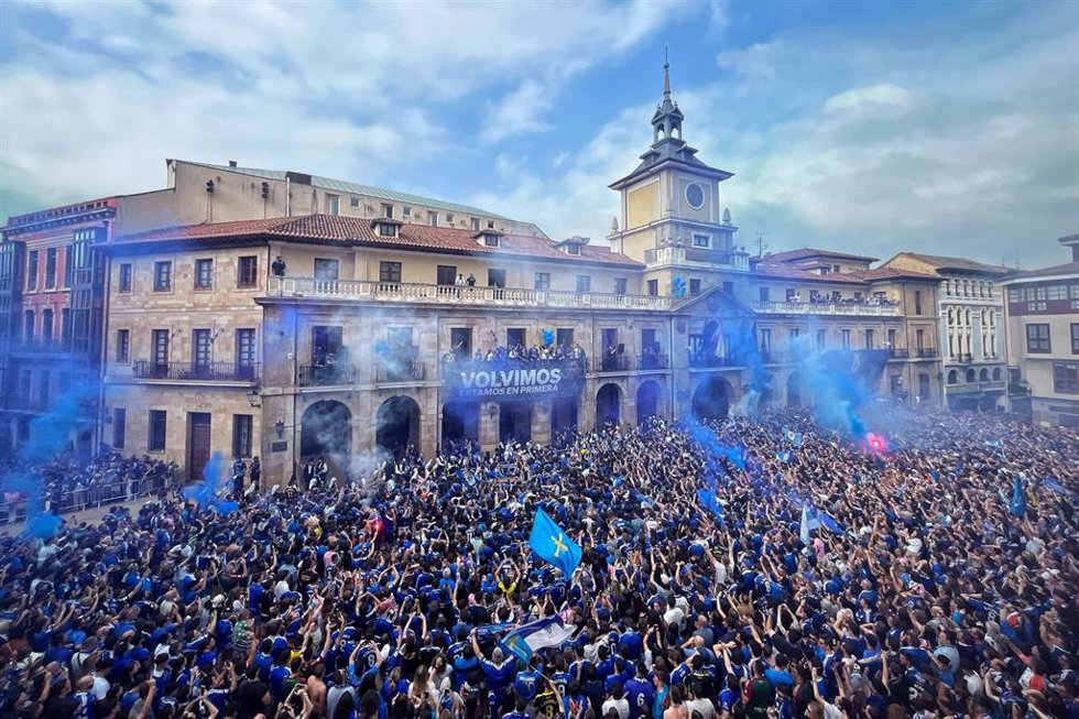 Archivo - Cientos de personas durante la celebración del ascenso a Primera División del Real Oviedo, a 22 de junio de 2025, en Oviedo, Asturias (España).