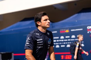 Archivo - Carlos Sainz en el 'paddock'.