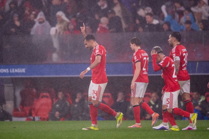 28 January 2026, Portugal, Lisbon: Benfica's Vangelis Pavlidis (L) celebrates scoring his side's second goal with teammates during the UEFA Champions League soccer match between SL Benfica and Real Madrid CF at Estadio do Sport Lisboa e Benfica.
