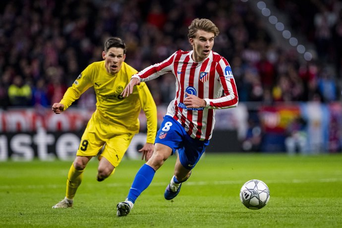 28 January 2026, Spain, Madrid: Atletico de Madrid's Pablo Barrios (R) and Bodo/Glimt's Sondre Brunstad Fet battle for the ball during the UEFA Champions League soccer match between Atletico de Madrid and FK Bodo/Glimt at Riad Air Metropolitano.