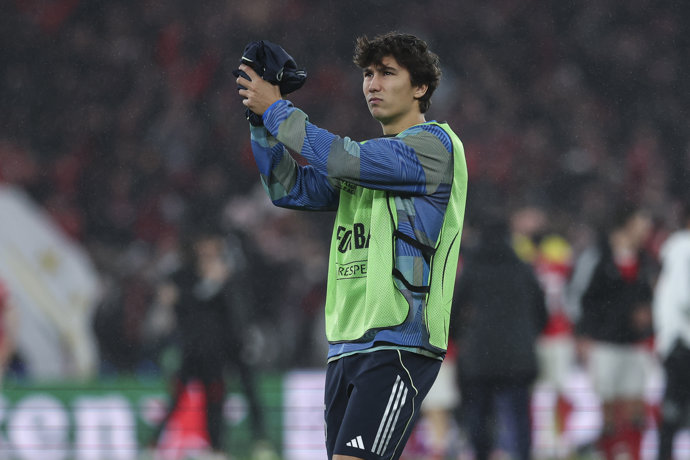 Gonzalo Garcia of Real Madrid CF greeting the fans during the UEFA Champions League 2025/26 League Phase MD8 match between SL Benfica and Real Madrid C.F. at Estadio do Sport Lisboa e Benfica on January 28, 2026 in Lisbon, Portugal.