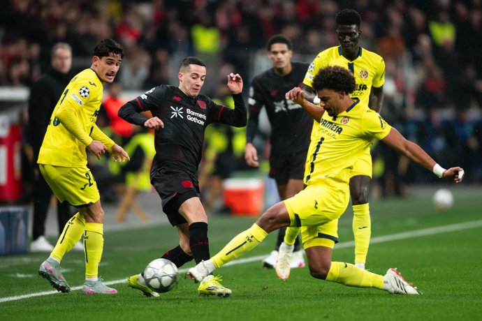 28 January 2026, North Rhine-Westphalia, Leverkusen: Bayer Leverkusen's Lucas Vazquez (2nd L) battles for the ball with Villarreal's Sergi Cardona (L), and Renato Veiga (R) during the UEFA Champions League soccer match between Bayer Leverkusen and 