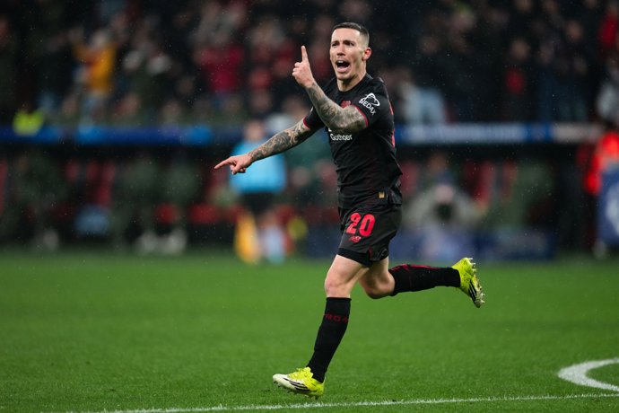 28 January 2026, North Rhine-Westphalia, Leverkusen: Bayer Leverkusen's Alex Grimaldo celebrates scoring his side's third goal during the UEFA Champions League soccer match between Bayer Leverkusen and Villarreal CF at BayArena. Photo: Marius Becker/dpa