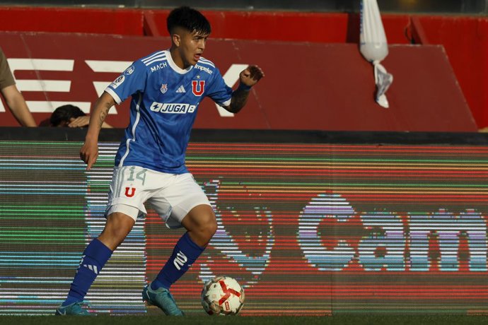 Archivo - Futbol, Universidad Catolica vs Universidad de Chile. Fecha 28, campeonato Nacional 2024. El jugador de Universidad de Chile Marcelo Morales es fotografiado durante el partido de primera division contra Universidad Catolica disputado en el estad