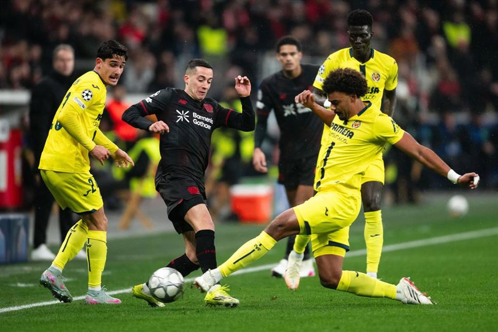28 January 2026, North Rhine-Westphalia, Leverkusen: Bayer Leverkusen's Lucas Vazquez (2nd L) battles for the ball with Villarreal's Sergi Cardona (L), and Renato Veiga (R) during the UEFA Champions League soccer match between Bayer Leverkusen and Villa