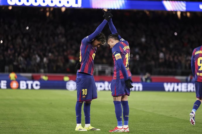 Lamine Yamal, do FC Barcelona, comemora um gol com Raphinha durante a partida da fase de grupos da Liga dos Campeões da UEFA 2025/26 entre o FC Barcelona e o F.C. Copenhagen no estádio Spotify Camp Nou, em 28 de janeiro de 2026, em Barcelona, Espanha.