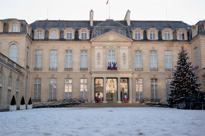 6 de janeiro de 2026, Paris, França: A entrada do Palácio do Eliseu após a queda de neve.