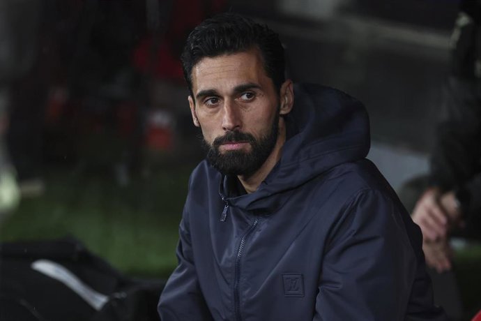 El entrenador del Real Madrid, Álvaro Arbeloa, ante el Benfica en Champions. 