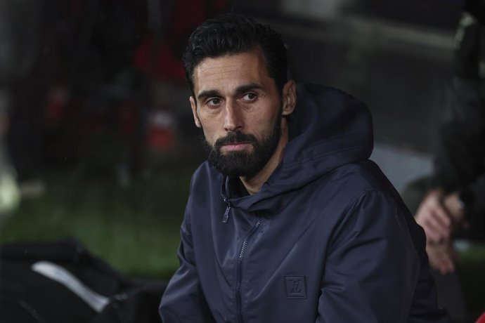 Alvaro Arbeloa, head coach of Real Madrid CF, looks on during the UEFA Champions League 2025/26 League Phase MD8 match between SL Benfica and Real Madrid C.F. at Estadio do Sport Lisboa e Benfica on January 28, 2026 in Lisbon, Portugal.