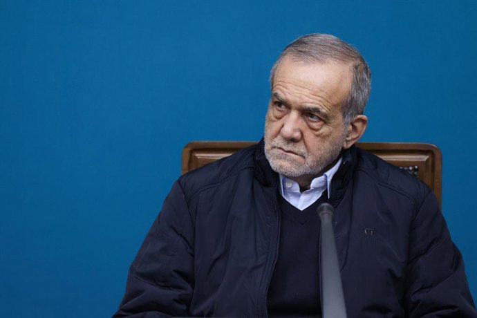 15 de janeiro de 2026, Teerã, Irã: O presidente iraniano MASOUD PEZESHKIAN participa de uma cerimônia de assinatura de contratos de investimento da Companhia Nacional Iraniana de Petróleo, abrangendo a aquisição de serviços garantidos para perfuração e pr