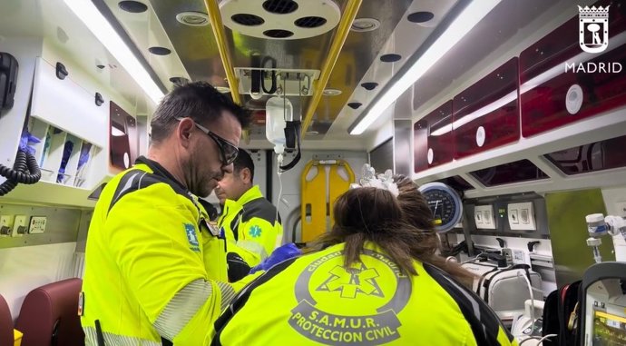 Archivo - Efectivos sanitarios en una ambulancia en el barrio madrileño de San Blas