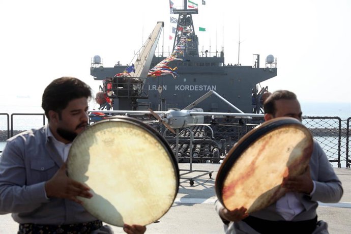 Archivo - Un buque de guerra iraní atracado, al fondo, en un evento militar celebrado en el puerto de Bandar Abbas