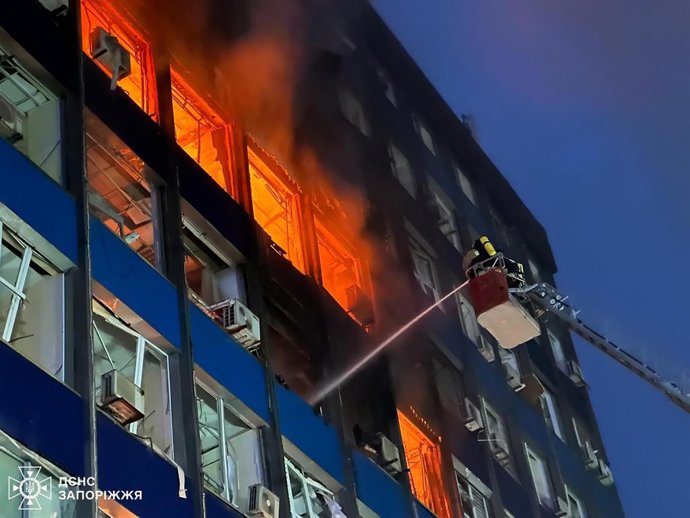 Archivo - Incendio en un edificio residencial de Zaporiya, como resultado de ataques rusos que han dejado más de diez muertos y cientos de heridos
