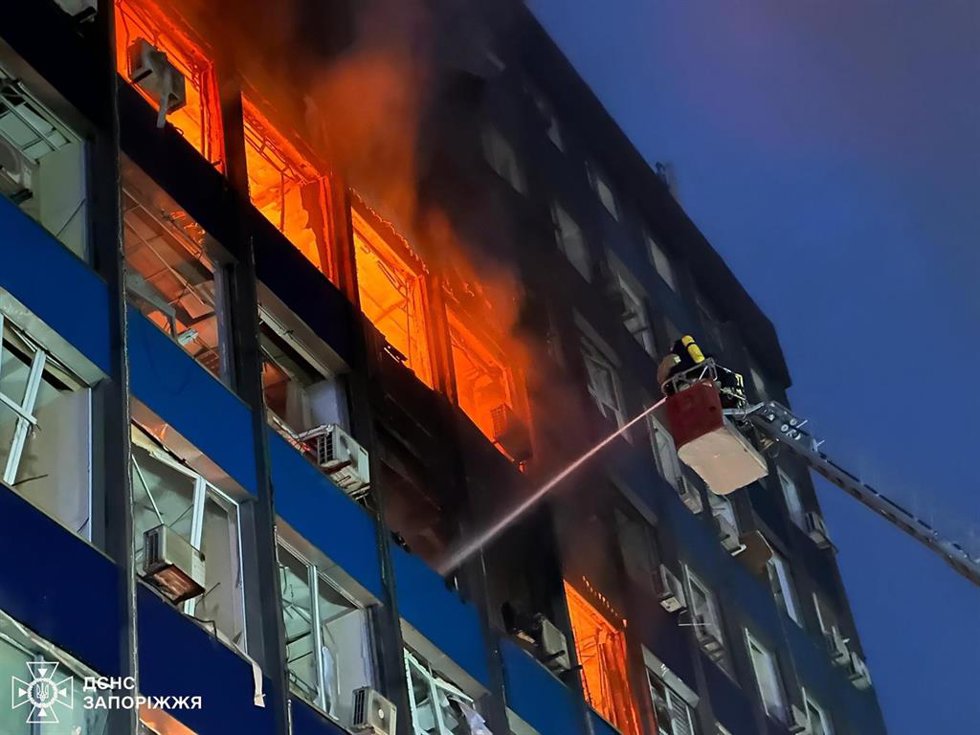 Archivo - Incendio en un edificio residencial de Zaporiya, como resultado de ataques rusos que han dejado más de diez muertos y cientos de heridos
