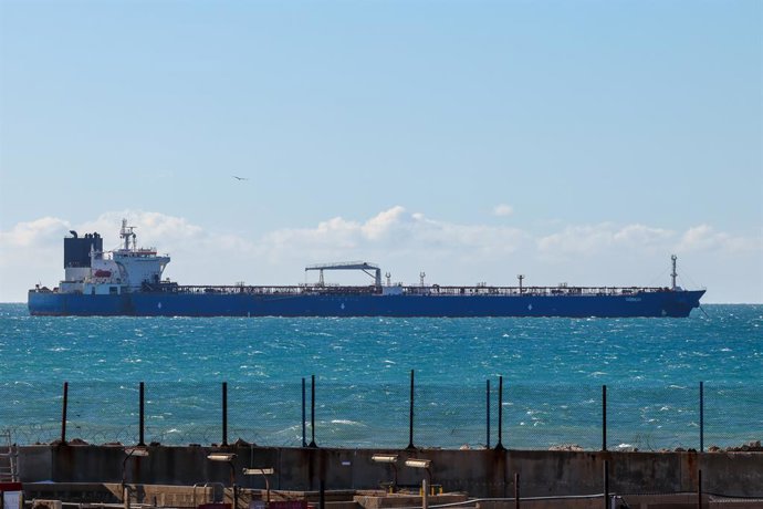 26 de janeiro de 2026, Fos Sur Mer, França: Vista do petroleiro “Grinch” no Golfo de Fos, perto de Marselha. O petroleiro “Grinch”, suspeito de pertencer à frota clandestina russa, foi abordado pela Marinha francesa e escoltado até o Golfo de Fos.