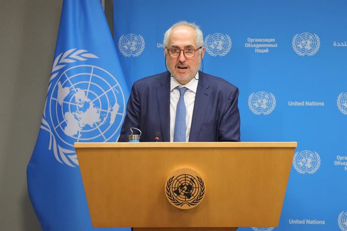 Archivo - October 20, 2025, New York, Ny, USA: NEW YORK, NEW YORK - OCTOBER 20, 2025: Stephane Dujarric, Spokesperson for the United Nations Secretary-General, conducts the daily press briefing at UN Headquarters. The session covered global updates, human