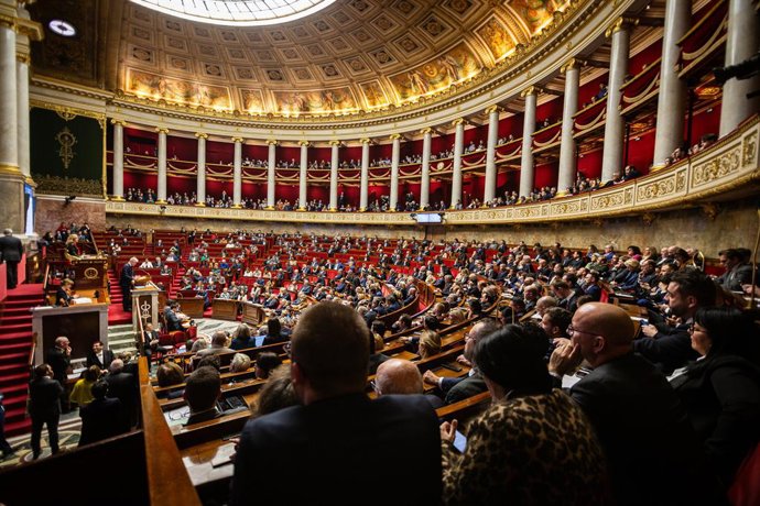 Archivo - Arquivo - 04 de dezembro de 2024, França, Paris: Vista geral do hemiciclo da Assembleia Nacional durante a discussão da moção de censura contra o primeiro-ministro francês Michel Barnier, destituído pela coalizão de esquerda Nouveau Front Popula