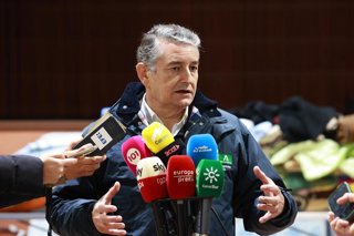 El consejero de Sanidad, Presidencia y Emergencias, Antonio Sanz, atiende a los medios desde la caseta municipal de Adamuz para actualizar datos en relación al accidente ferroviario ocurrido en la localidad cordobesa. (Foto de archivo).