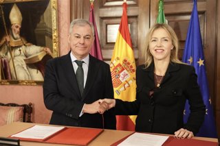 Archivo - El alcalde de Sevilla, José Luis Sanz, firma junto a la portavoz municipal de Vox, Cristina Peláez, el acuerdo para la aprobación de los presupuestos municipales 2026, en foto de archivo.