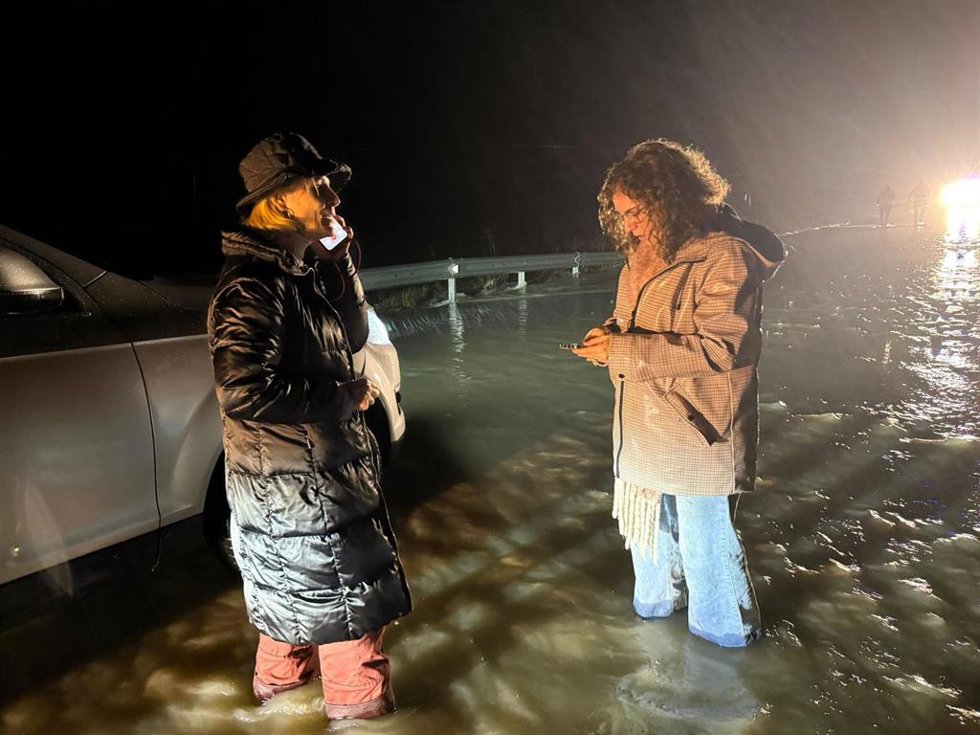 La alcaldesa de Jerez, María José García-Pelayo, en la carretera de la Ina, inundada por la crecida del Guadalete.