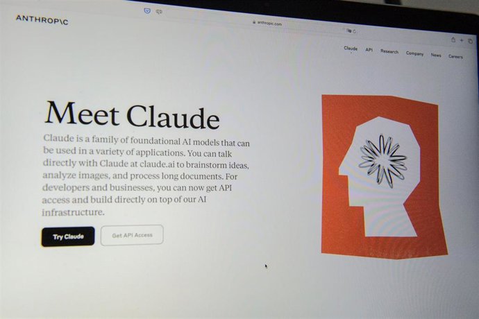 Archivo - FILED - 13 May 2024, US, San Francisco: A monitor shows the website of the company Anthropic, which is bringing its AI chatbot Claude to Europe. Photo: Andrej Sokolow/dpa