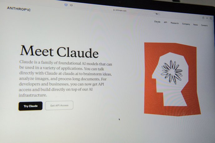 Archivo - FILED - 13 May 2024, US, San Francisco: A monitor shows the website of the company Anthropic, which is bringing its AI chatbot Claude to Europe. Photo: Andrej Sokolow/dpa
