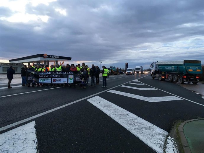 Movilización agraria con tractorada situada en la zona de la N-232 en Calahorra