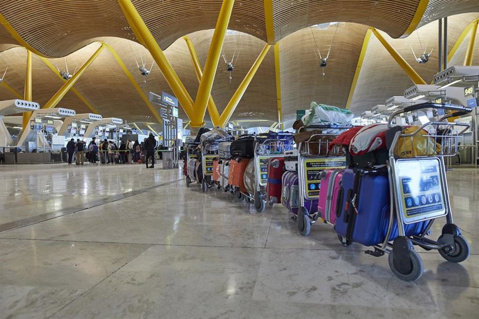 Archivo - Una fila de maletas distribuidas en las instalaciones de la Terminal 4 del aeropuerto Madrid-Barajas Adolfo Suárez, en Madrid (España), a 12 de enero de 2021. 