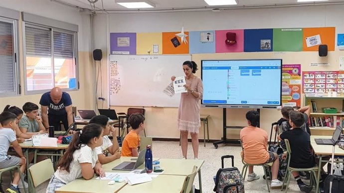 Archivo - Una profesora en el aula con alumnos