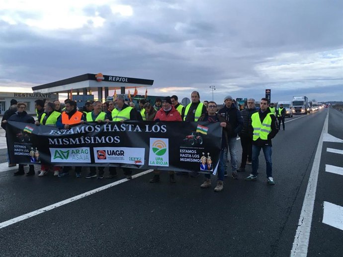 Agricultores cortan la N-232 a la altura de la gasolinera de Las Gemelas en la zona de 'El Recuenco' en Calahorra