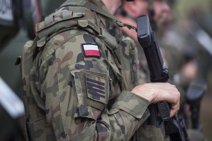 Archivo - September 17, 2025, Orzysz, Warmian-Masurian Voivodeship, Poland: A Polish serviceman with a machine gun and the Polish flag on his arm seen during military exercises of Poland and NATO allied countries. Poland and NATO allied countries held mil