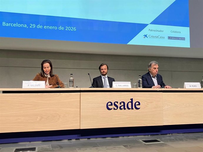 La directora de Esade Alumni, Patricia Valentí; el presidente y ceo de Almirall, Carlos Gallardo,  y el director del Institute for Healthcare Managemente de Esade, Manel Peiró.