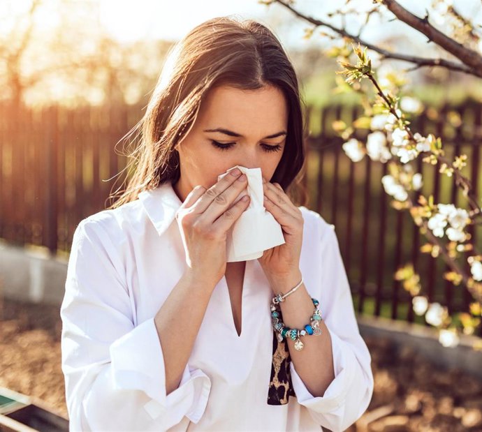 Una mujer con alergia
