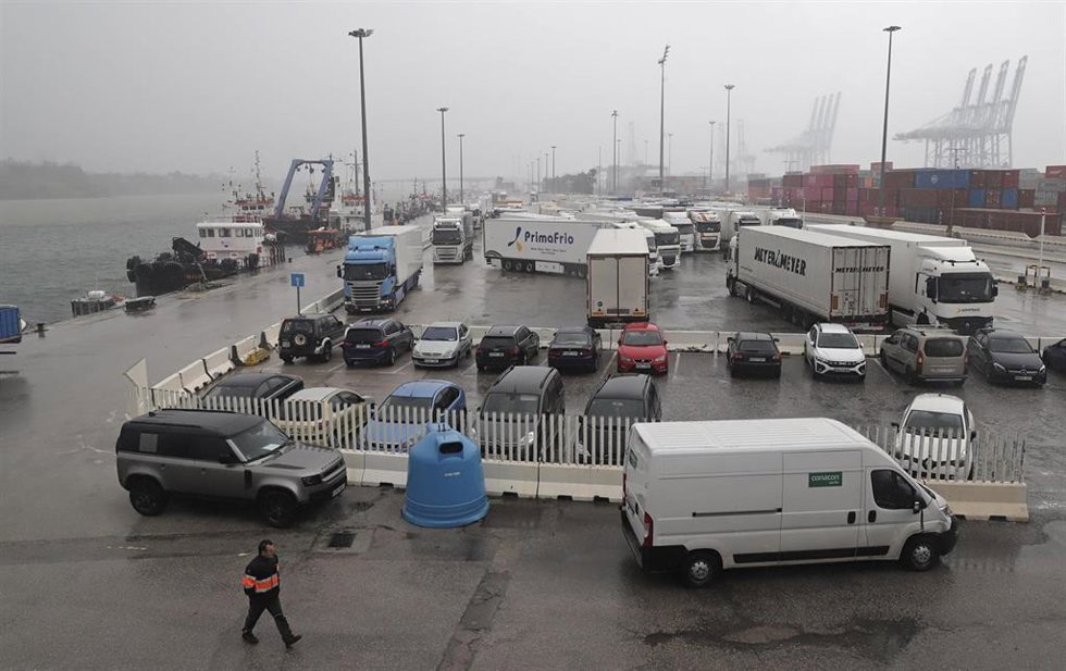 Imagen de camiones parados en los accesos al puerto de Algeciras cerrados tras la cancelación de todas las conexiones marítimas con Ceuta y Tánger debido a las condiciones adversas generadas por la borrasca Joseph. A 27 de enero de 2026.